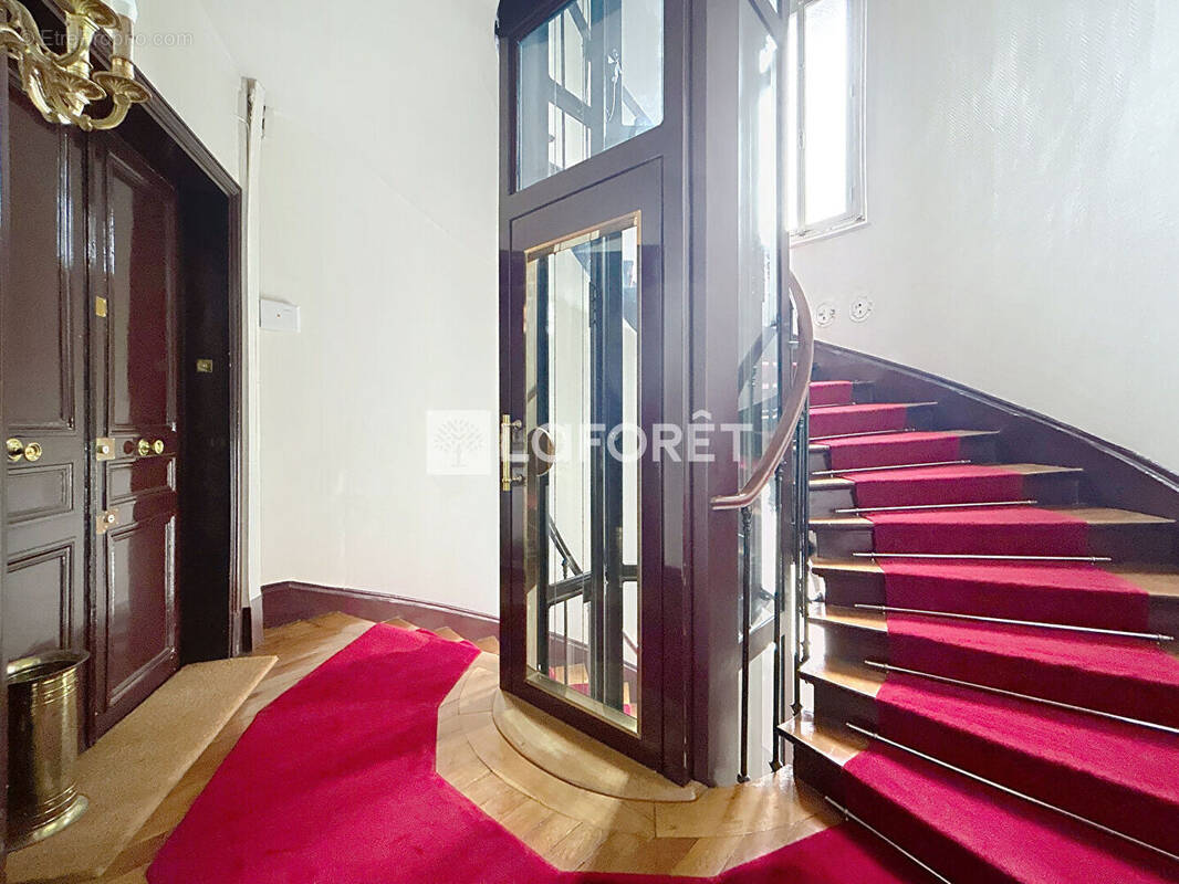 Appartement à PARIS-16E