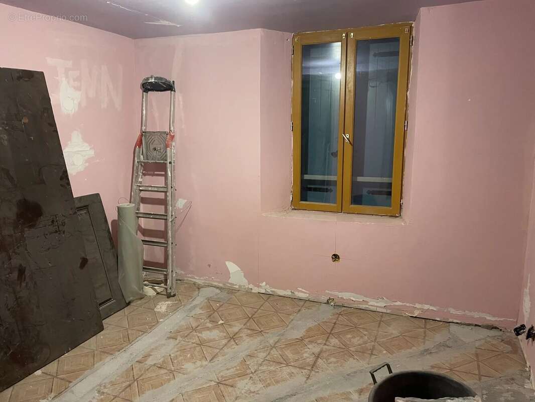 Appartement à PUGET-THENIERS