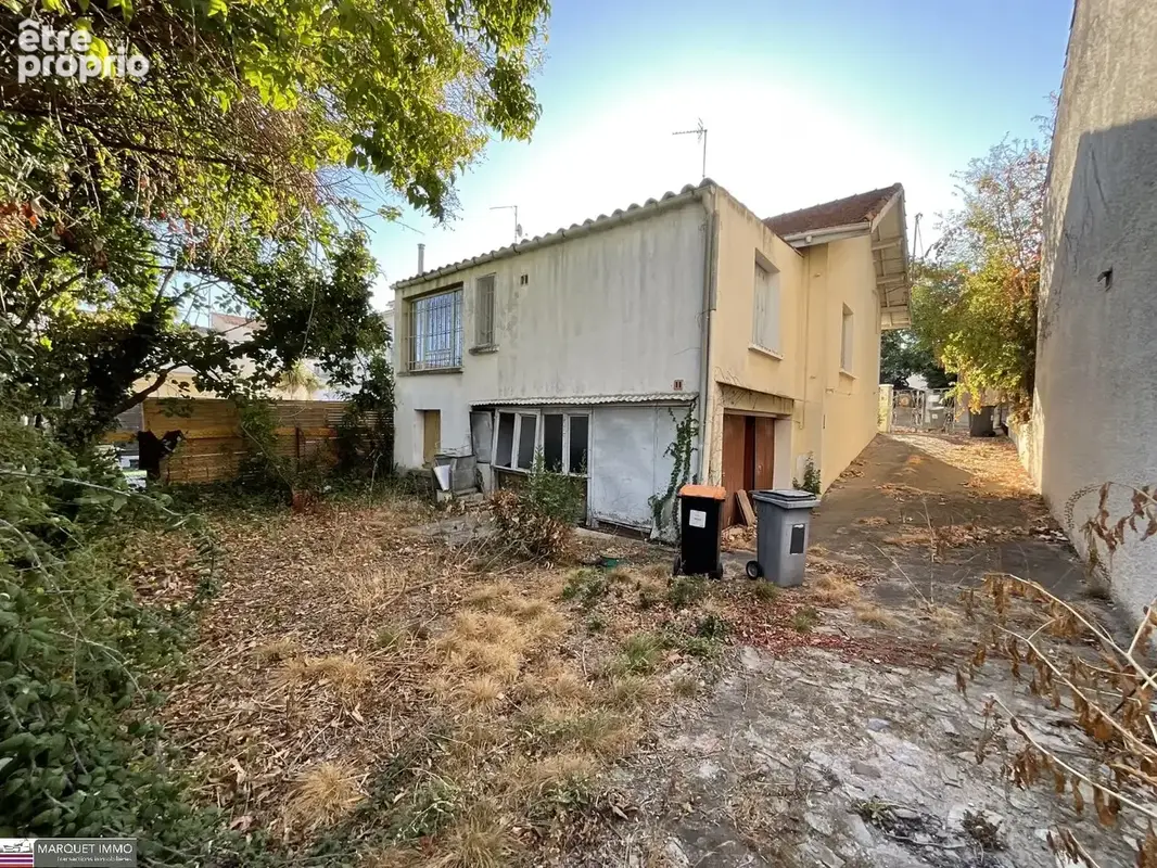 Découvrez cette rarrissime villa T4 avec loggia des années 30 à remettre au goût du jour, de plain-pied d'une surface habitable  - photo 4