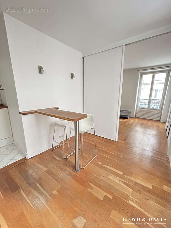 Possibilité de fermer l'espace grâce à cette porte coulissante. - Appartement à PARIS-16E