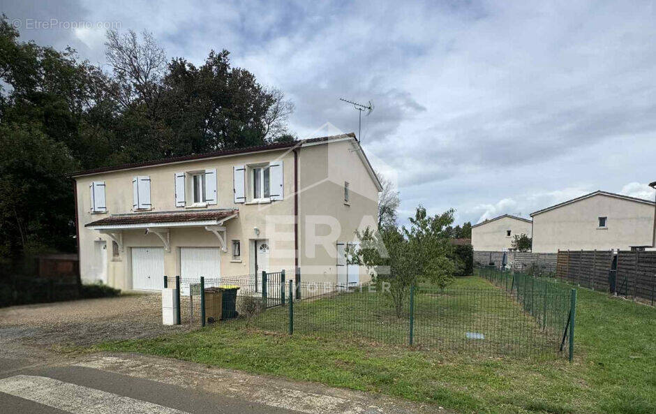 Maison à COUTRAS