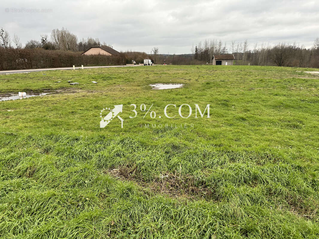 Terrain à CHENEVIERES