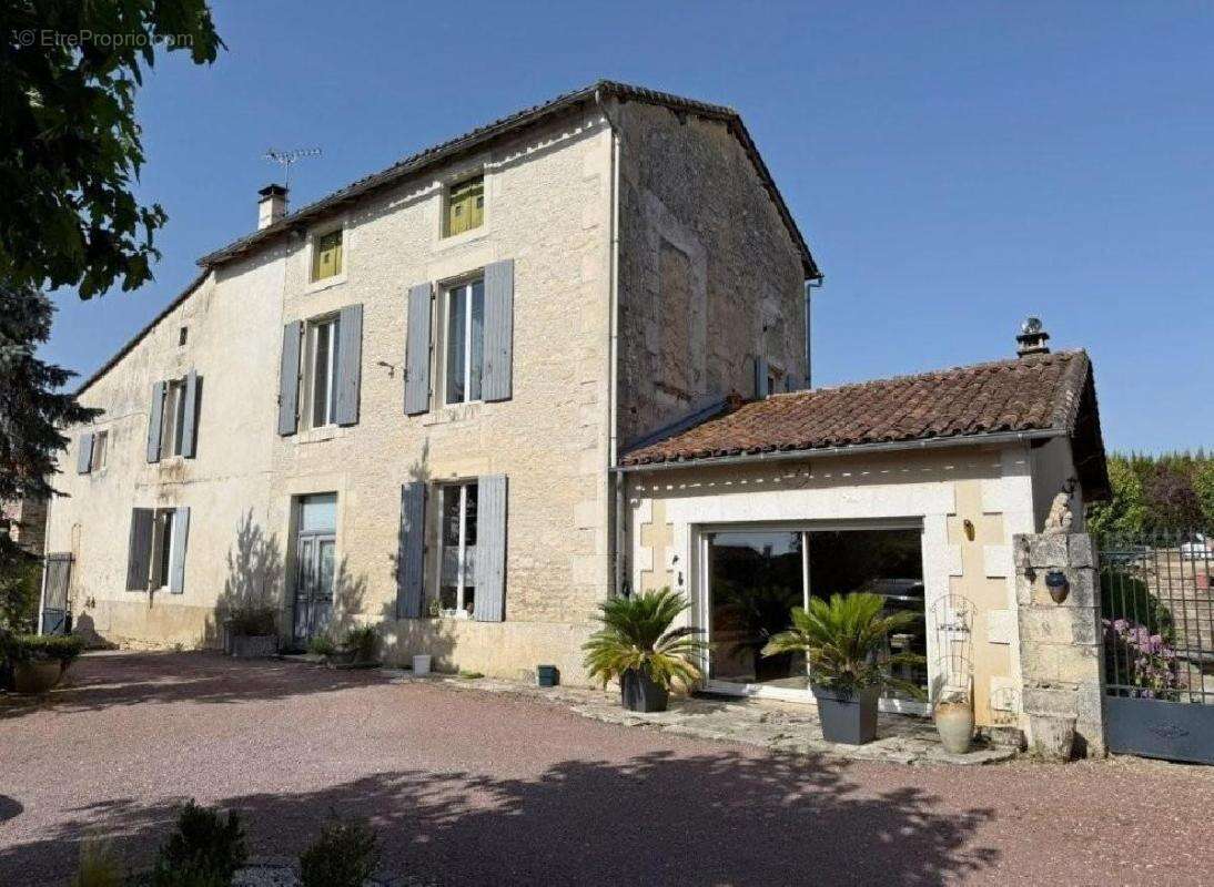 Maison 241 m² à Verteuil-Sur-Charente  - photo 3