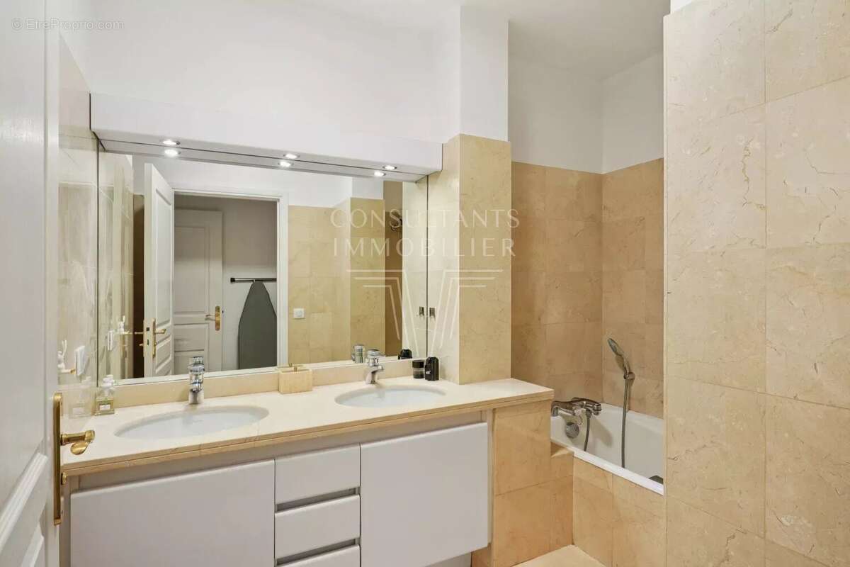 Appartement à NEUILLY-SUR-SEINE