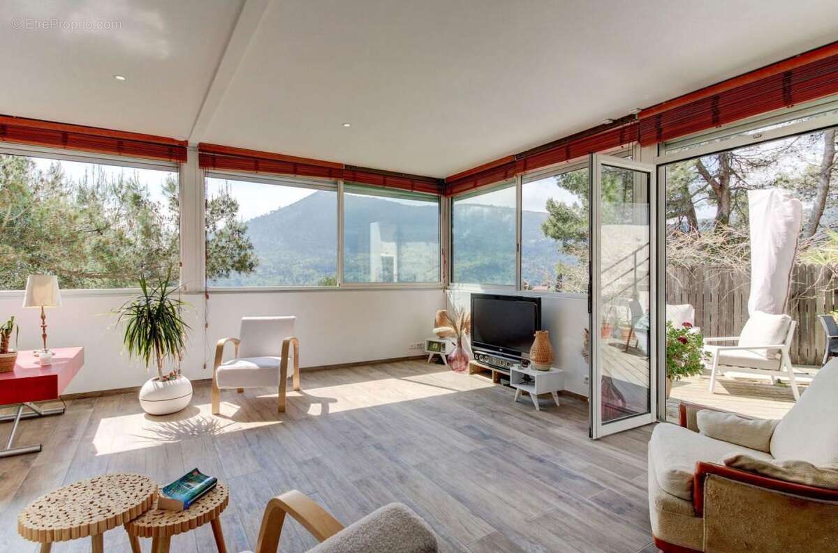 Appartement à TOURRETTE-LEVENS