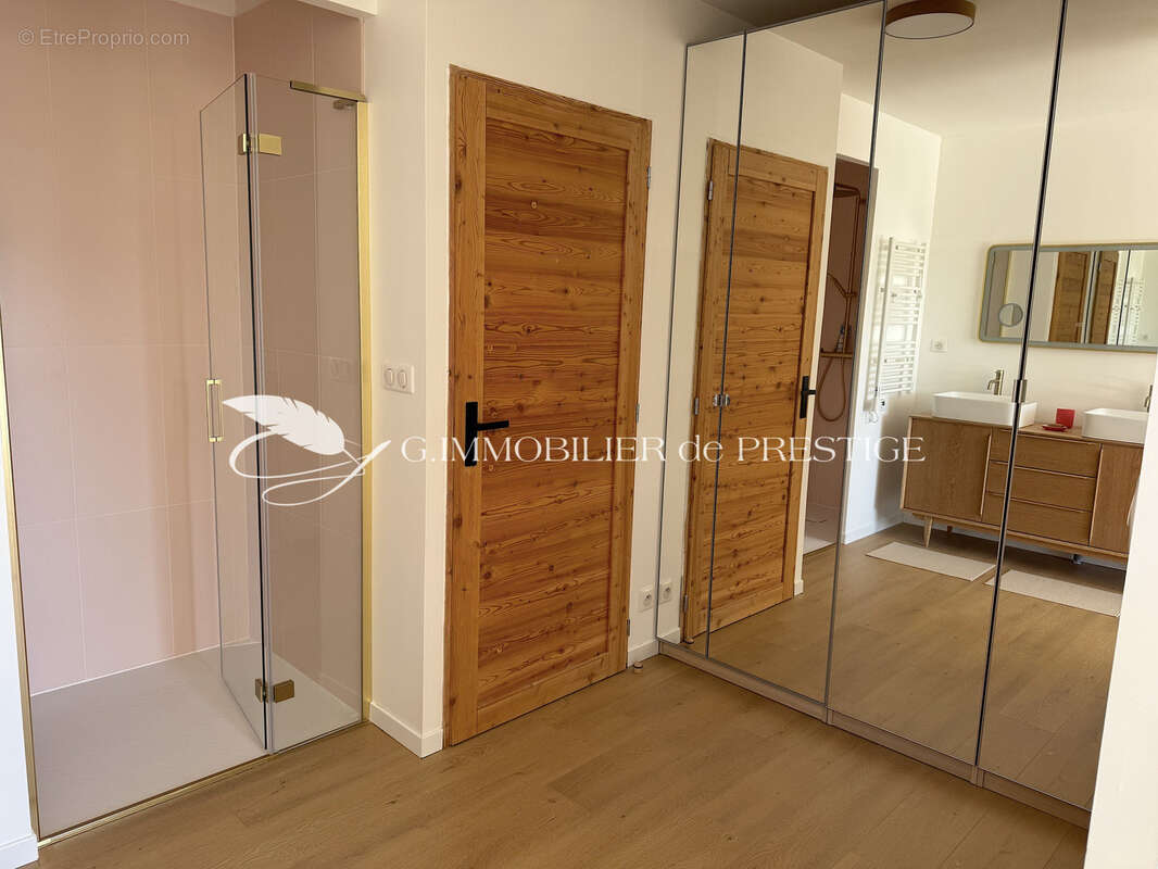 Une villa contemporaine en bois et acier en position dominante - photo 5