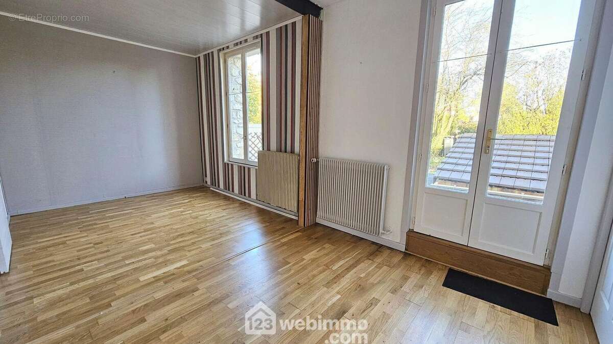Voici un espace salle à manger avec une possibilité d'agrandissement.
