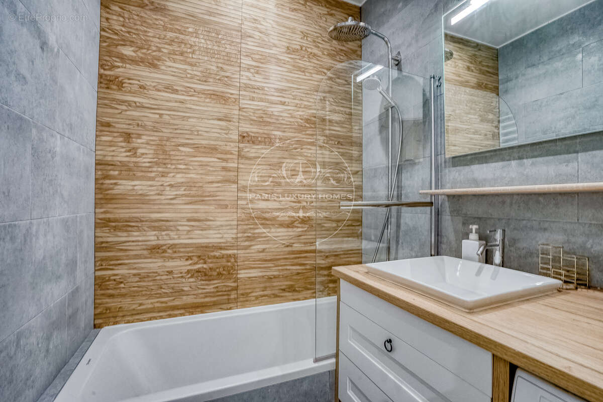 Appartement à PARIS-1E