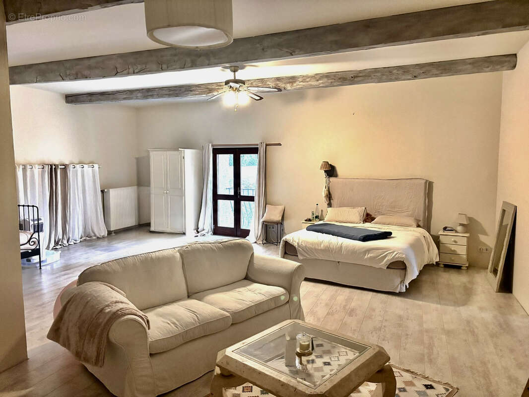 Maison à MONTOULIERS