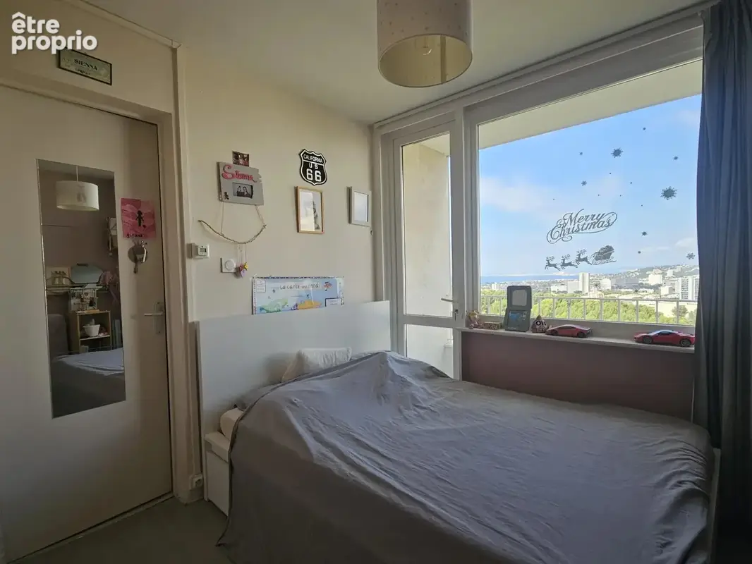 La Rouvière. Appartement T4/T5 de 86 m² en étage élevé avec triple exposition, vue mer et collines. - photo 6