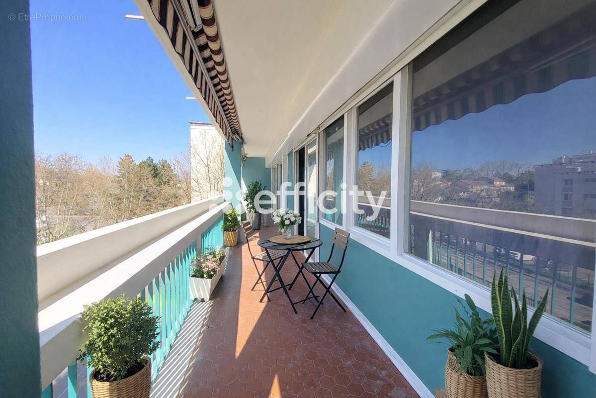 Appartement à PIERRE-BENITE