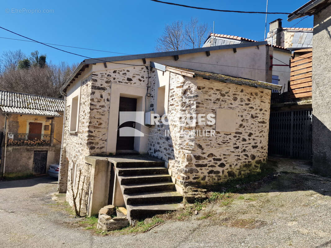 Sur la commune de Castanet-le-Haut, à vendre charmante maison de village 4 pièces d'environ 75 m2 avec garage - photo 3