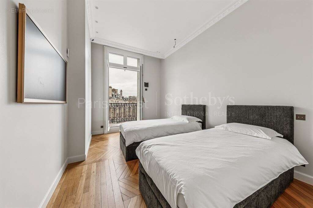 Appartement à PARIS-16E