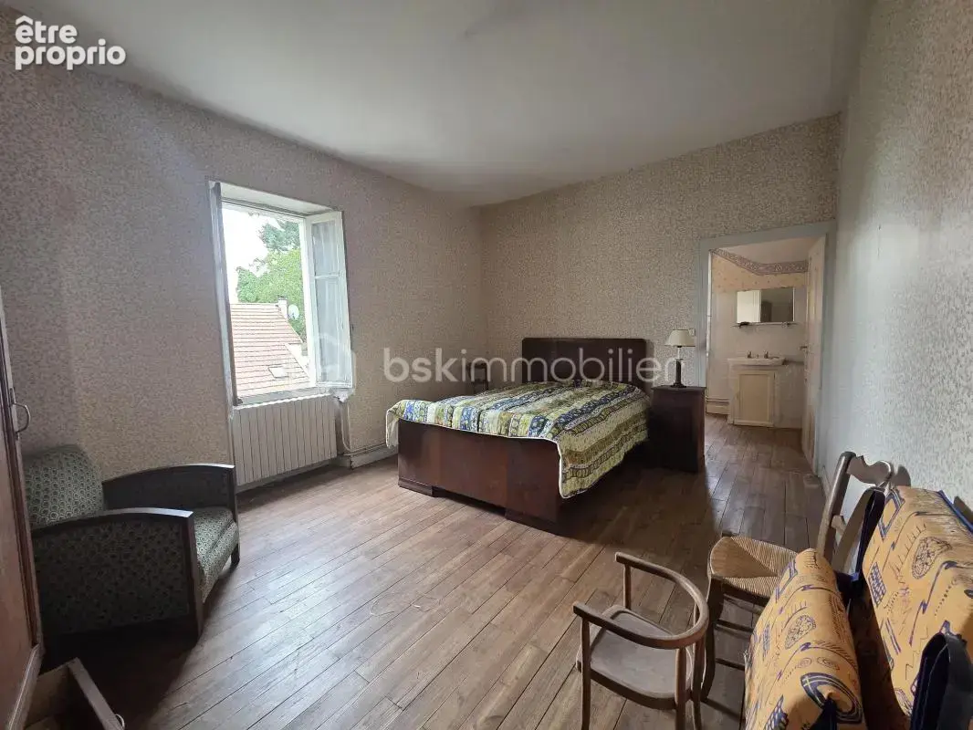 Maison à rénover avec potentiel, grand garage et jardin clos de 1200 m² - photo 9