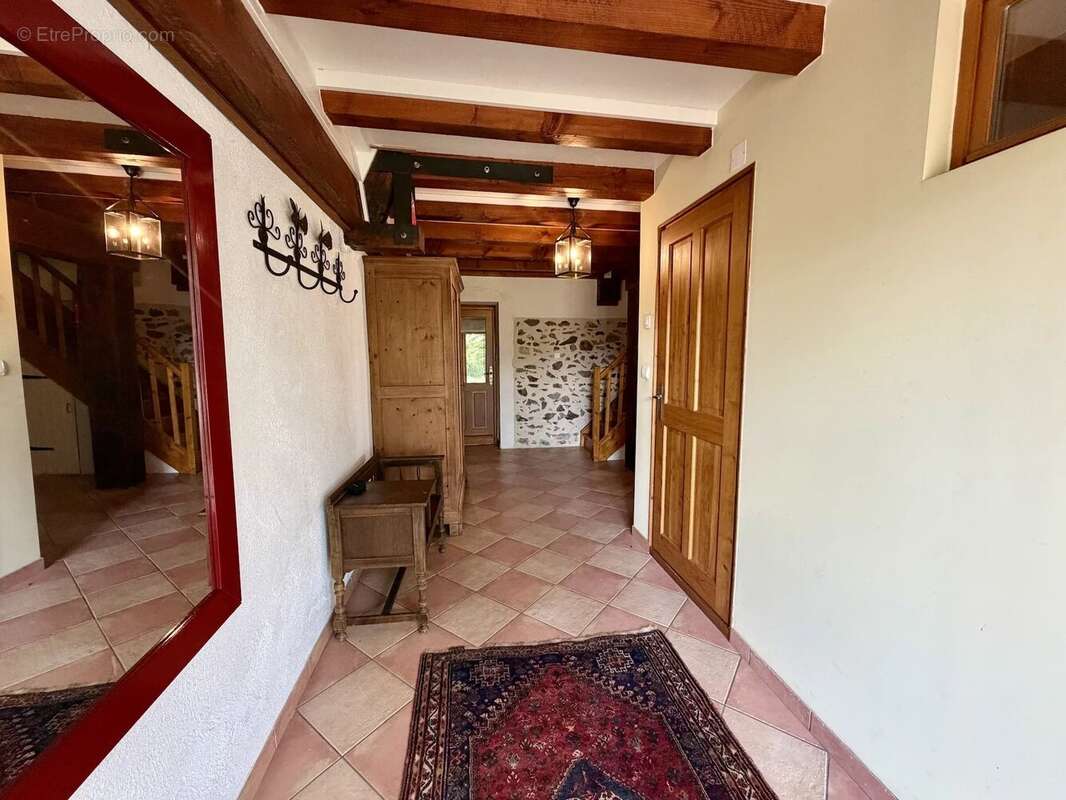 Grand ensemble, entièrement isolé avec 1,4 hectare à vendre près de Remilly - photo 2