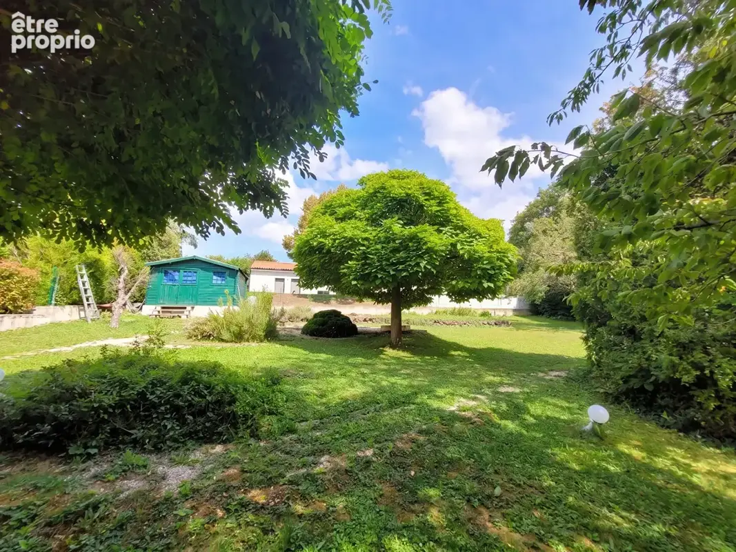 Le Puy-en-Velay : Terrain à bâtir arboré de 794 m² à 800 m du centre-ville - photo 2