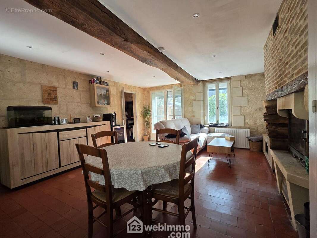 Un espace de réception de 25m² où authenticité et confort se rencontrent harmonieusement - Maison à BOURGUIGNON-SOUS-MONTBAVIN