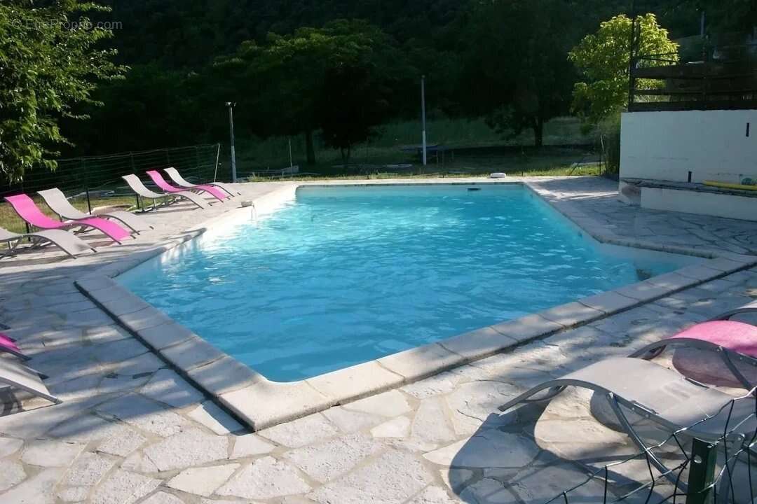 Villa plain pied avec grand terrain et piscine bord ee riviere - photo 3