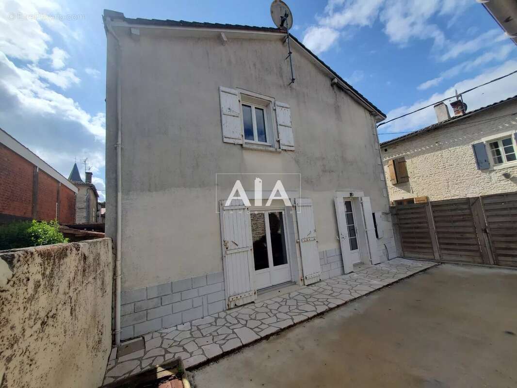 Maison à CHAMPAGNE-MOUTON