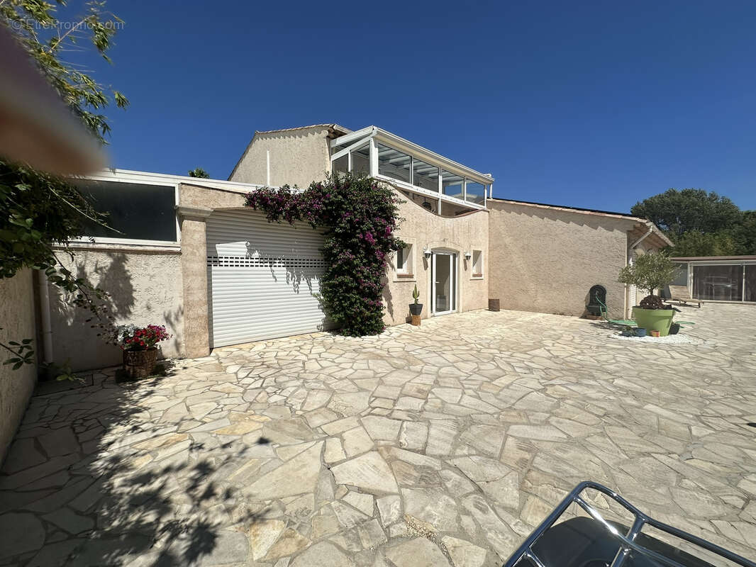 Villa d'exception 7 pieces de 192 m2 avec piscine a toit ouvrant a puget-sur-argens - photo 3