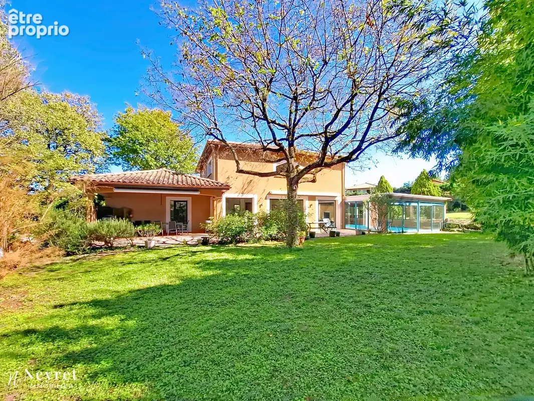 Rare : Maison d'architecte d'exception de 308 m2 sur son terrain paysagé de 2546 m2 - photo 3