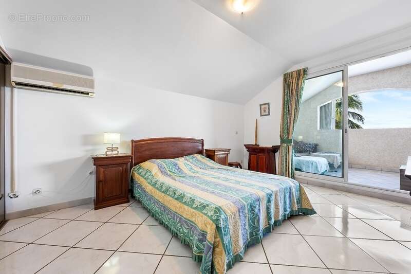 À vendre – villa d’exception avec vue panoramique sur mer et port – saint-gilles les bains - photo 4