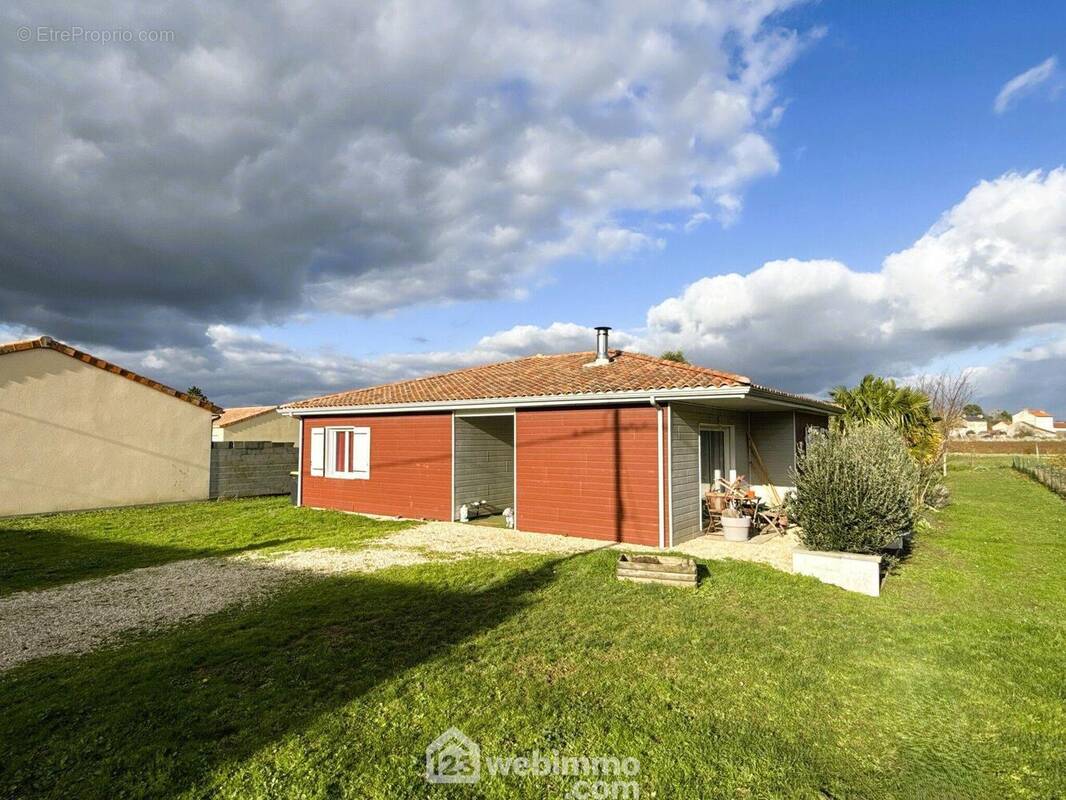 Maison de plain-pied, en ossature bois de 2010, 101 m2 habitables. - Maison à AMBERRE