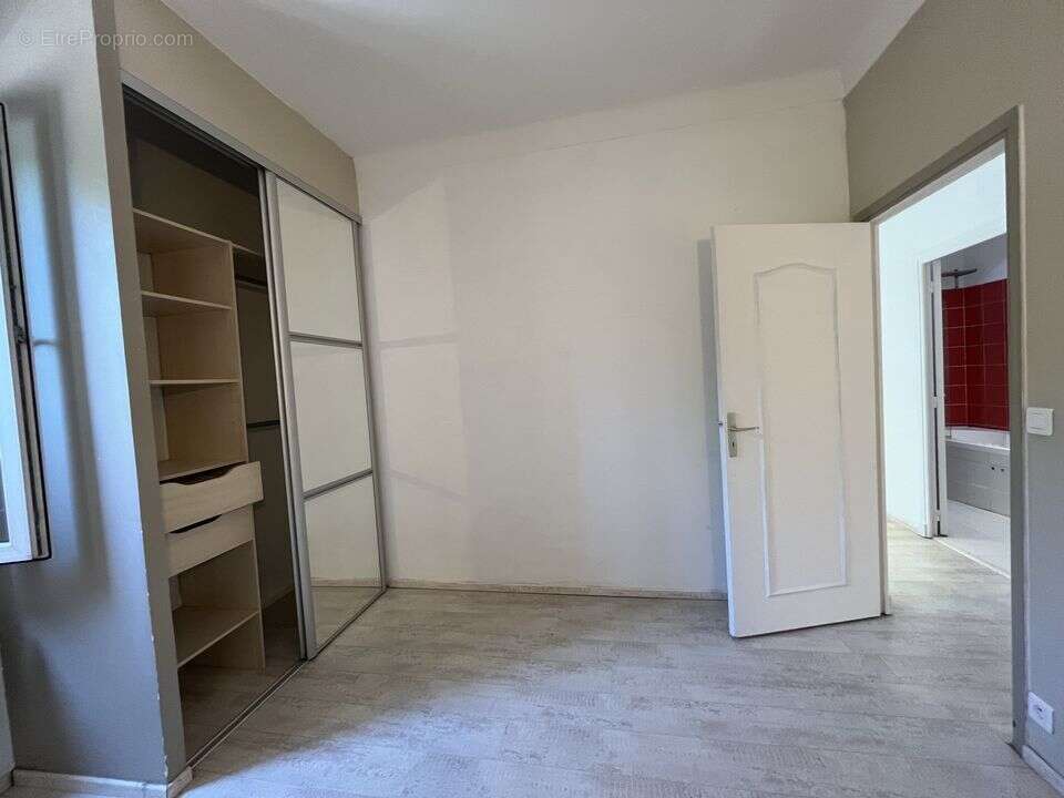 CHAMBRE 1/3 À L'ÉTAGE - Appartement à VILLENEUVE-LOUBET