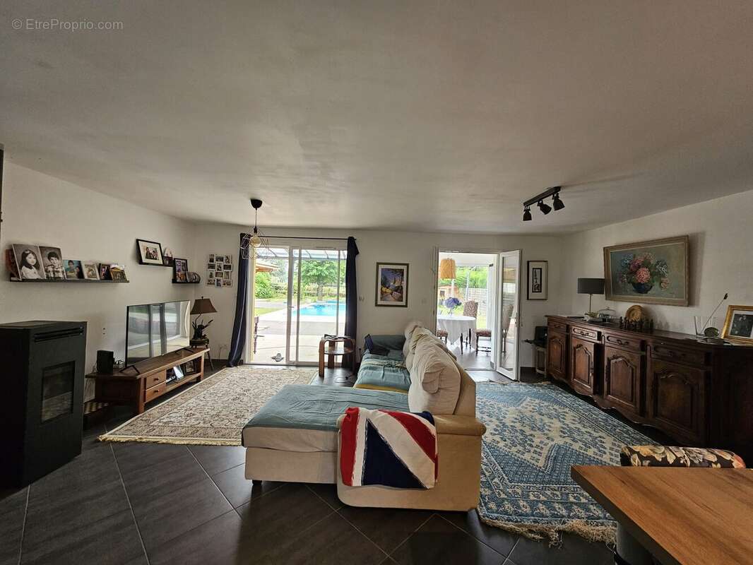 Maison à COURS-DE-PILE