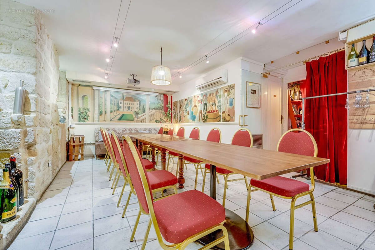 Commerce à PARIS-8E