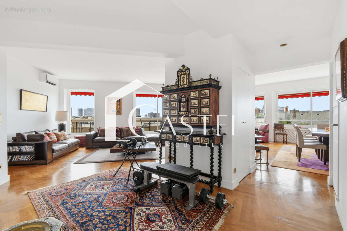 Appartement à PARIS-16E
