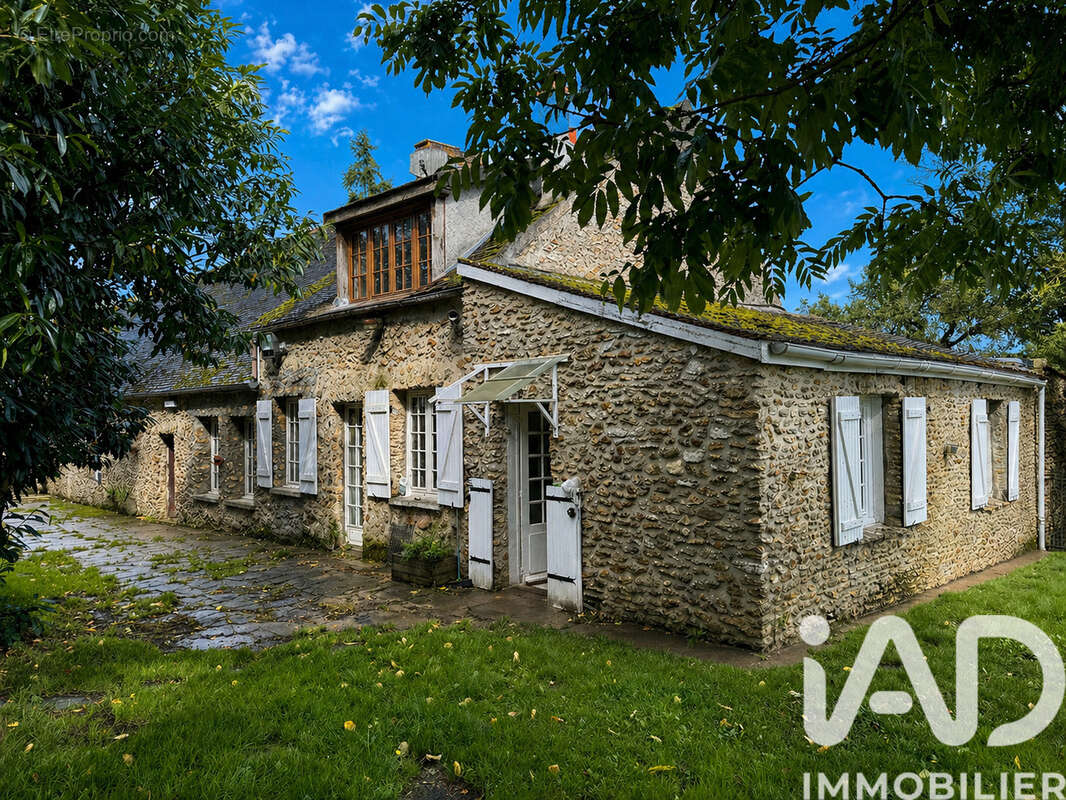 Maison 800 m² à La Celle-Les-Bordes  - photo 8
