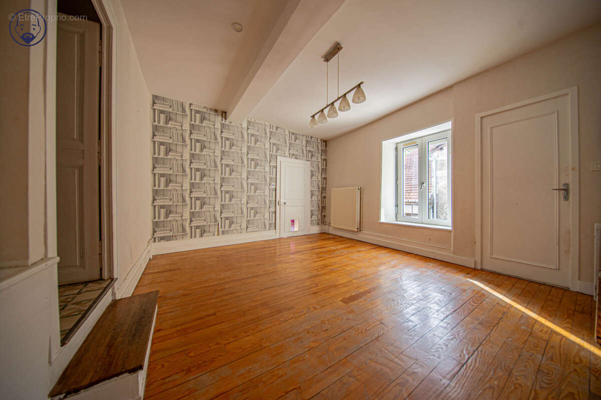 Maison à GONDRECOURT-LE-CHATEAU