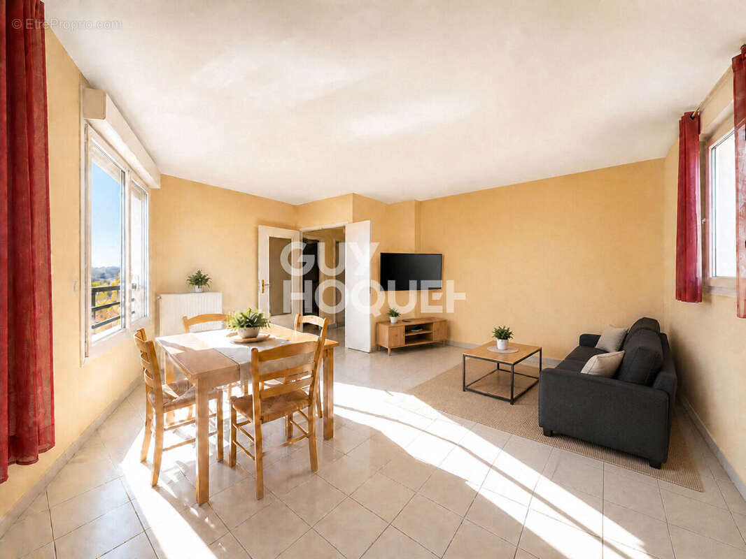 Appartement à MEYZIEU