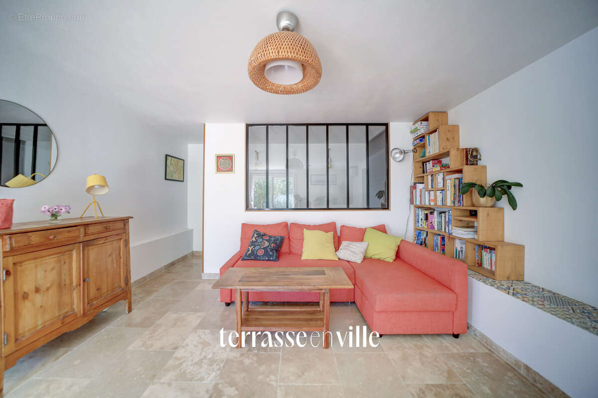 Appartement à CEYRESTE