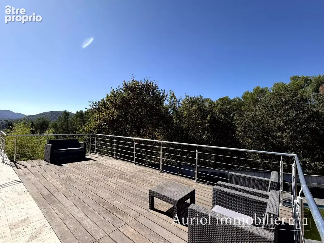 PEYPIN Villa 2 logements sur 3200 m2 terrain avec piscine et garage - photo 16