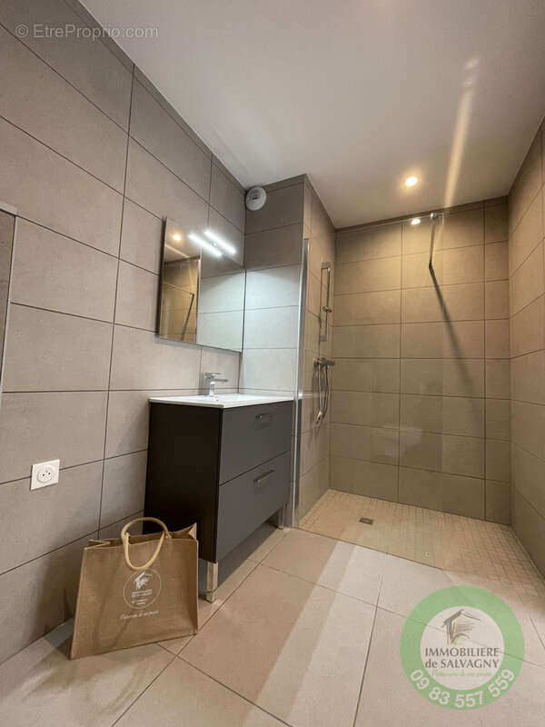 Appartement à LA TOUR-DE-SALVAGNY