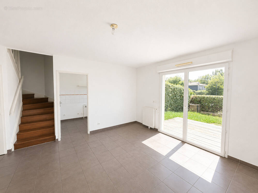 YVRAC   Maison T4 en duplex de 91,14 m2 avec jardin, terrasse et carport - photo 2