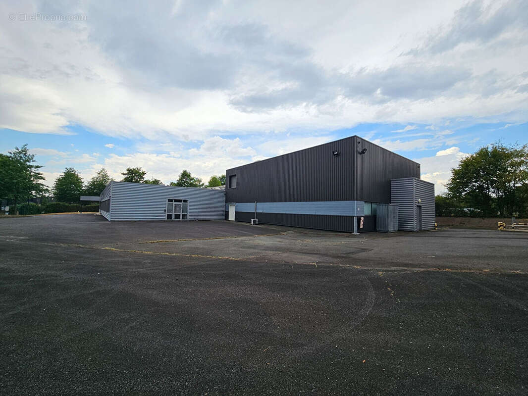 A VENDRE - LABORATOIRE - Montaigu Vendee - 1 200 m2 - photo 11