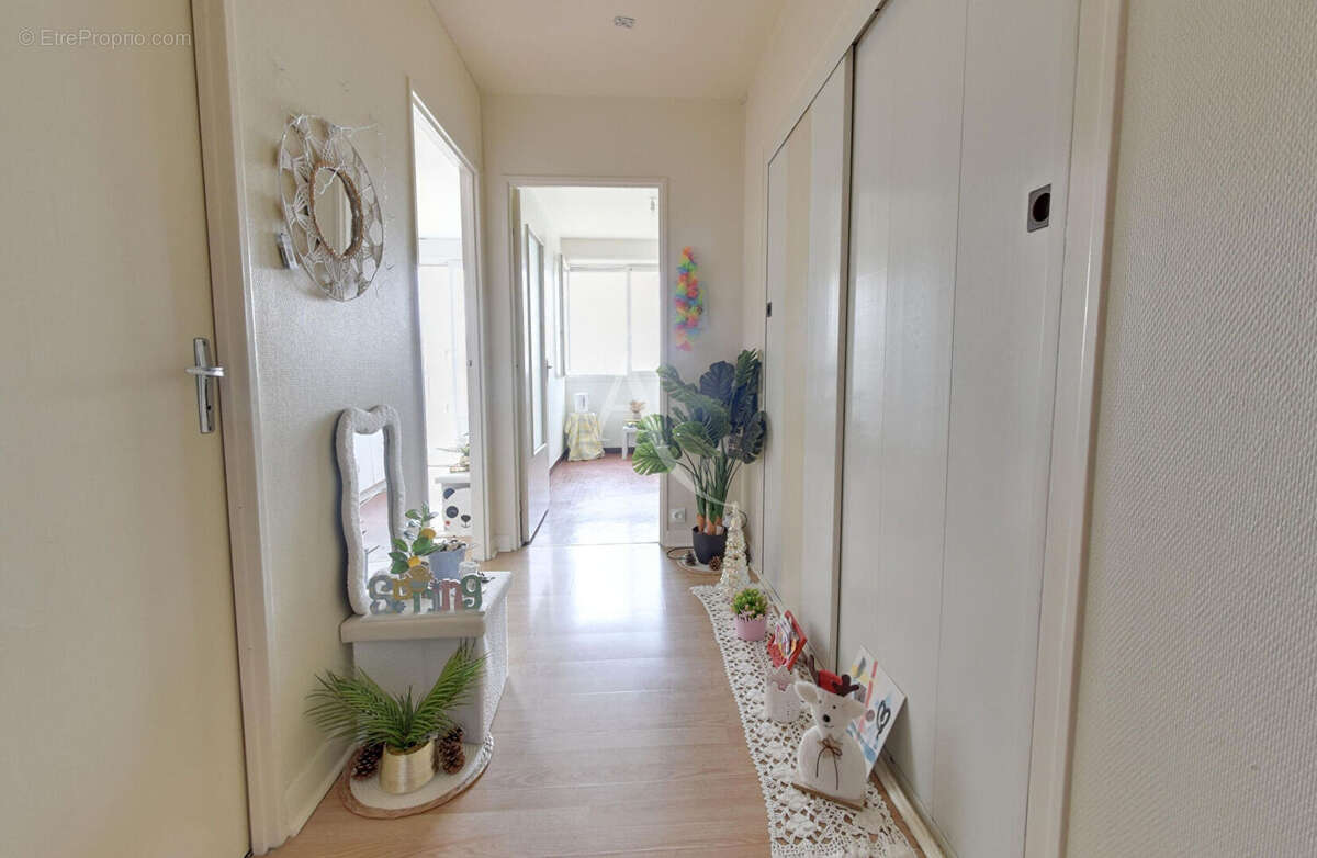 Appartement lumineux avec balcon, parking et cave - photo 4