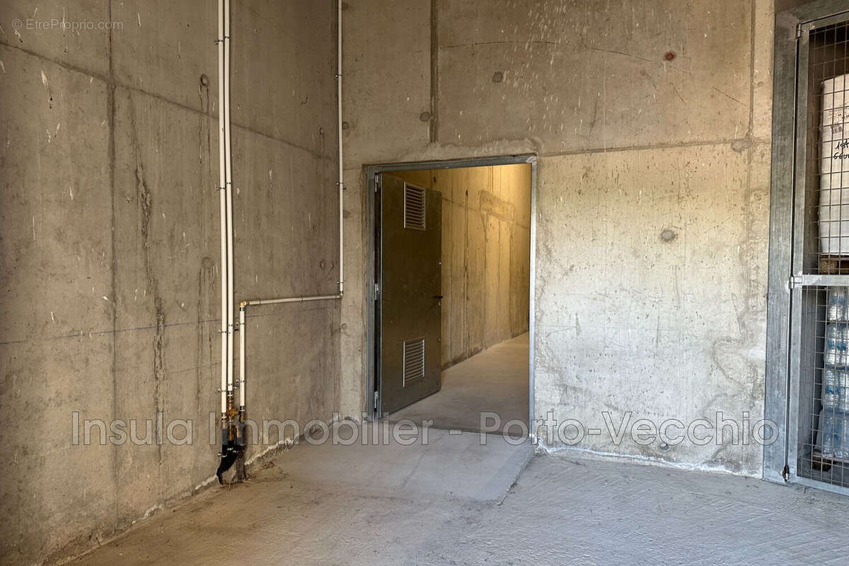 Commerce 47 m² à Porto-Vecchio  - photo 2