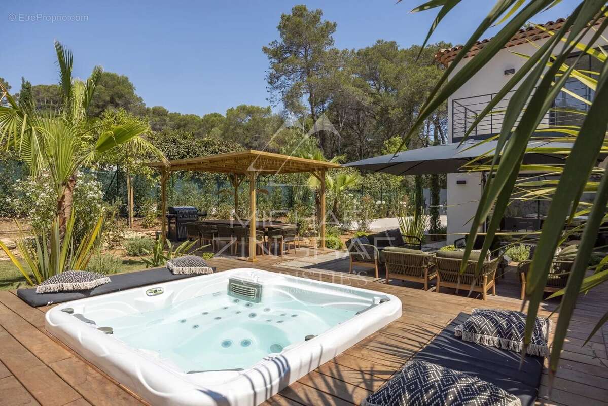 Mougins – Villa familiale rénovée dans un domaine confidentiel - photo 10