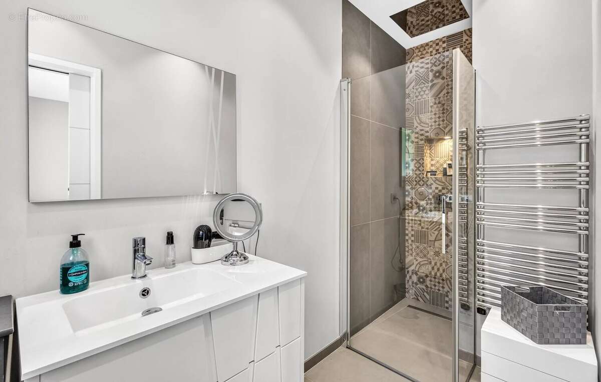 MOUGINS- belle villa individuelle de plain pied avec studio et piscine - photo 8