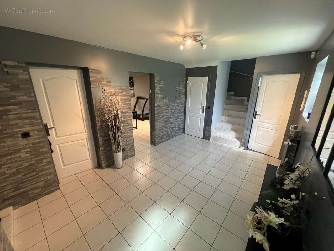 Superbe maison de 8 pieces de 215 m2 , terrasse , jardin et garage double - quartier privilegie du haut de bonneuil (94380) - photo 2