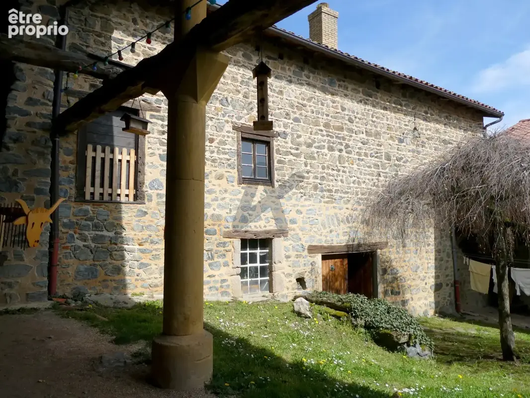 Un cachet et une situation hors du commun pour cette magnifique ferme des Monts du Lyonnais. - photo 10