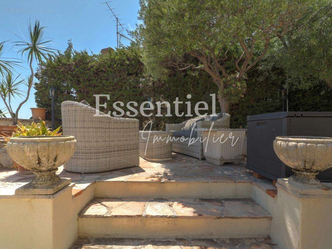 VILLEFRANCHE-SUR-MER  Appartement-villa de 107 m² avec plus de 300 m² de jardin - photo 5