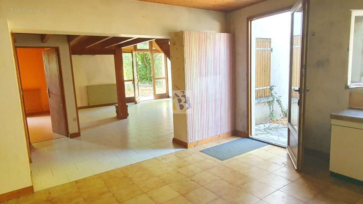 ANGOULEME, Quartier Victor Hugo villa, 3 chambres, garage, parc arboré - photo 13