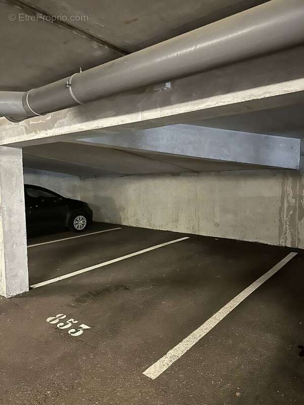 Parking à SAINT-SEBASTIEN-SUR-LOIRE