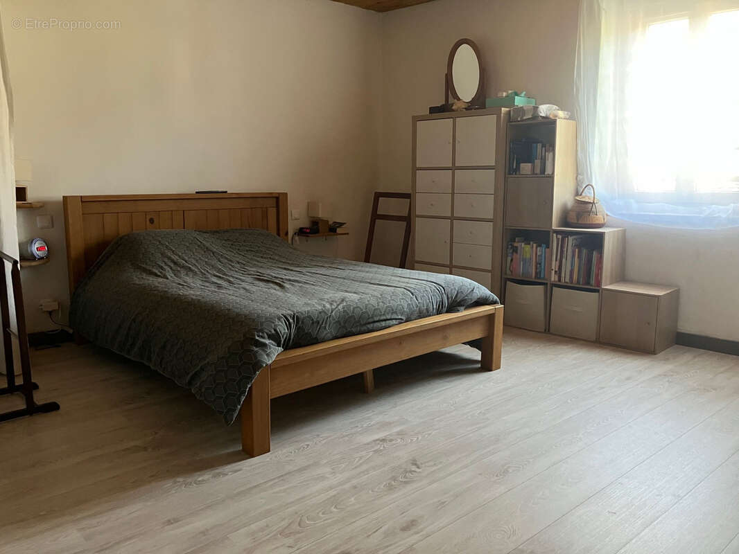 Maison en pierre rénovée avec plus de 50m2 de dépendances et jardin arboré au centre de la commune - photo 8