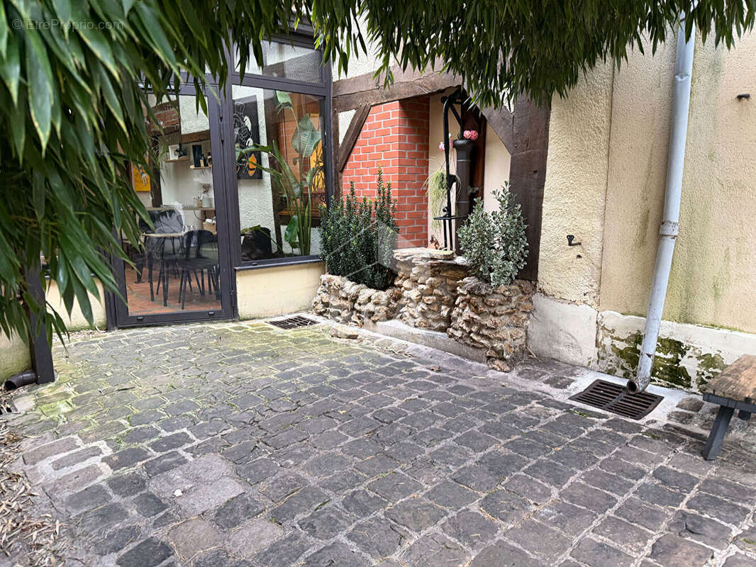Commerce à AY